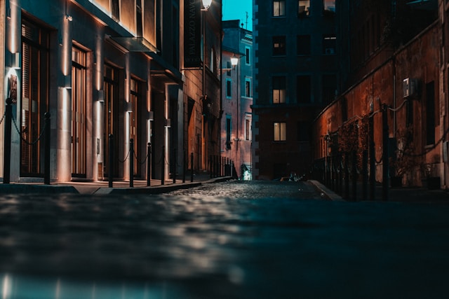 Strade vuote in una città italiana durante le ore di buio